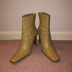 Camel color ankle boot with off-white stitching